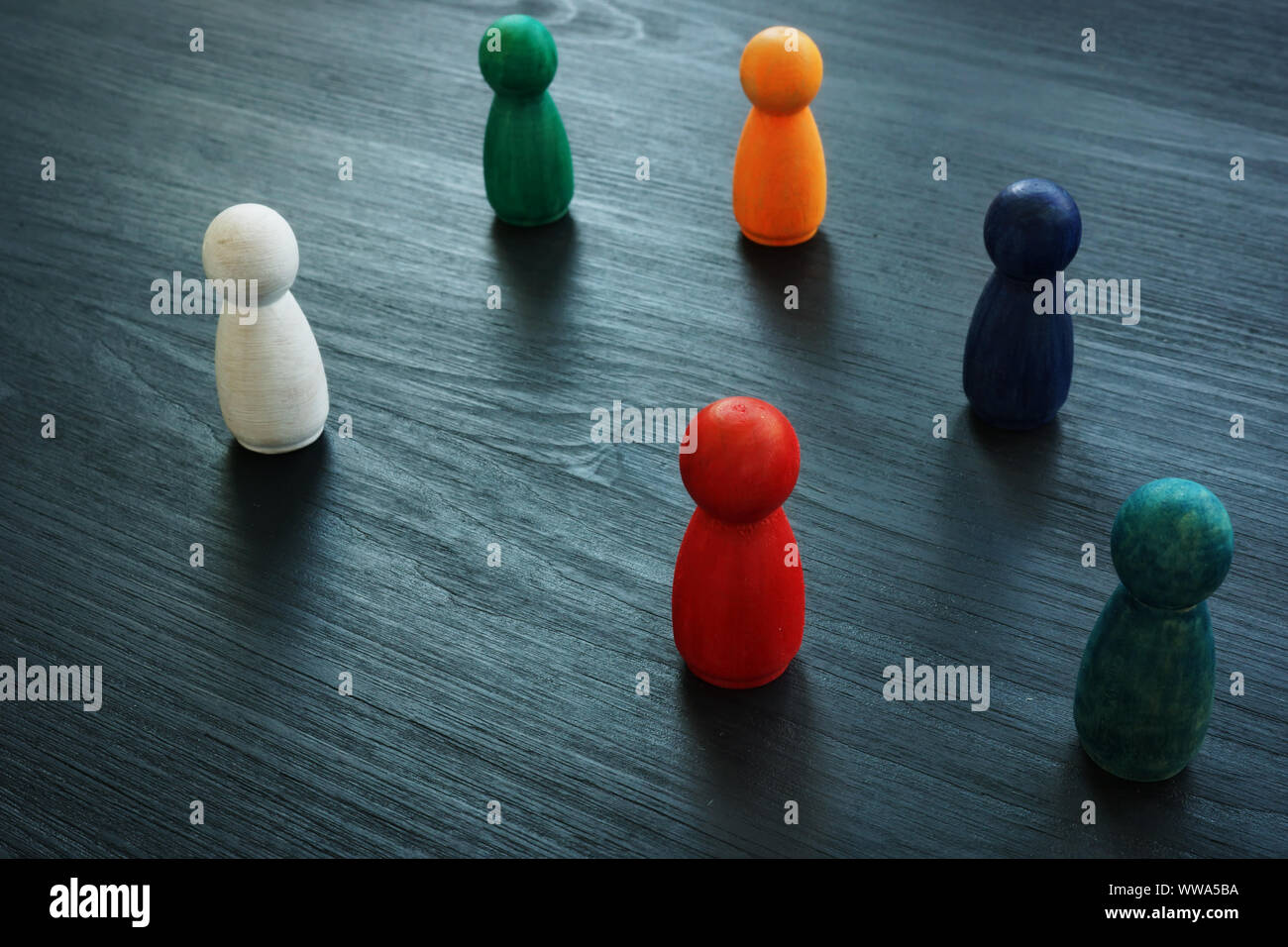 Diversità e inclusione per il concetto di business. Figurine colorate sulla scrivania. Foto Stock