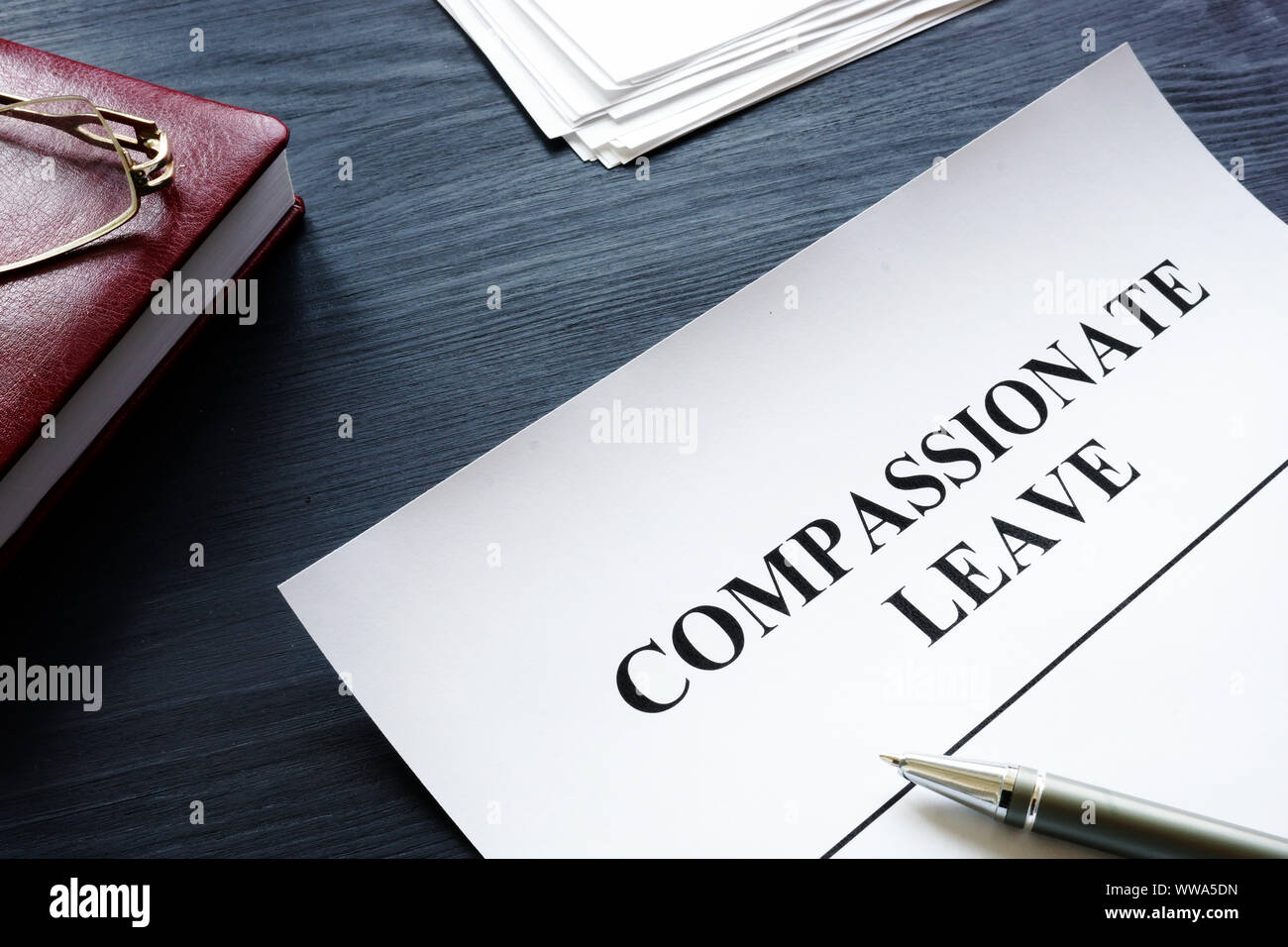 Lasciare compassionevole modulo di richiesta con la penna sulla scrivania. Foto Stock