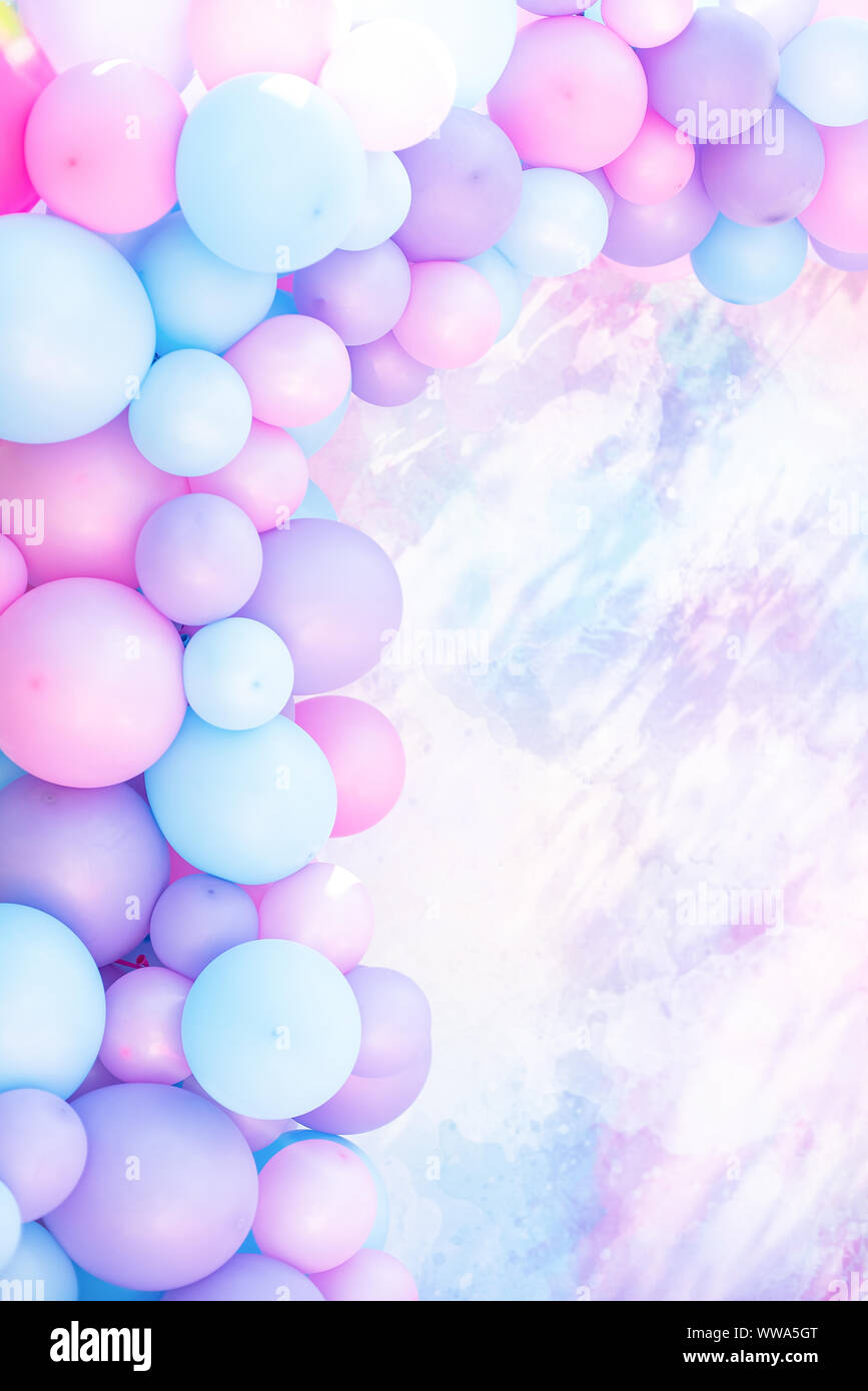 Palloncini colorati sfondo, vigorosi di color pastello e soft focus. rosa e menta palloncini foto parete decorazione di compleanno Foto Stock