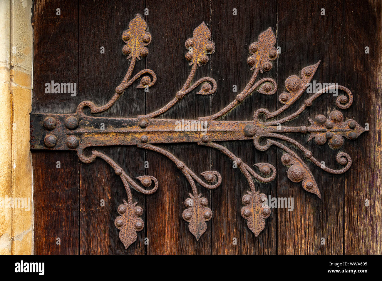 Sportello decorativo raccordi adornano la chiesa medievale di San Pietro, Benington, Hertfordshire, Inghilterra, Regno Unito. Foto Stock