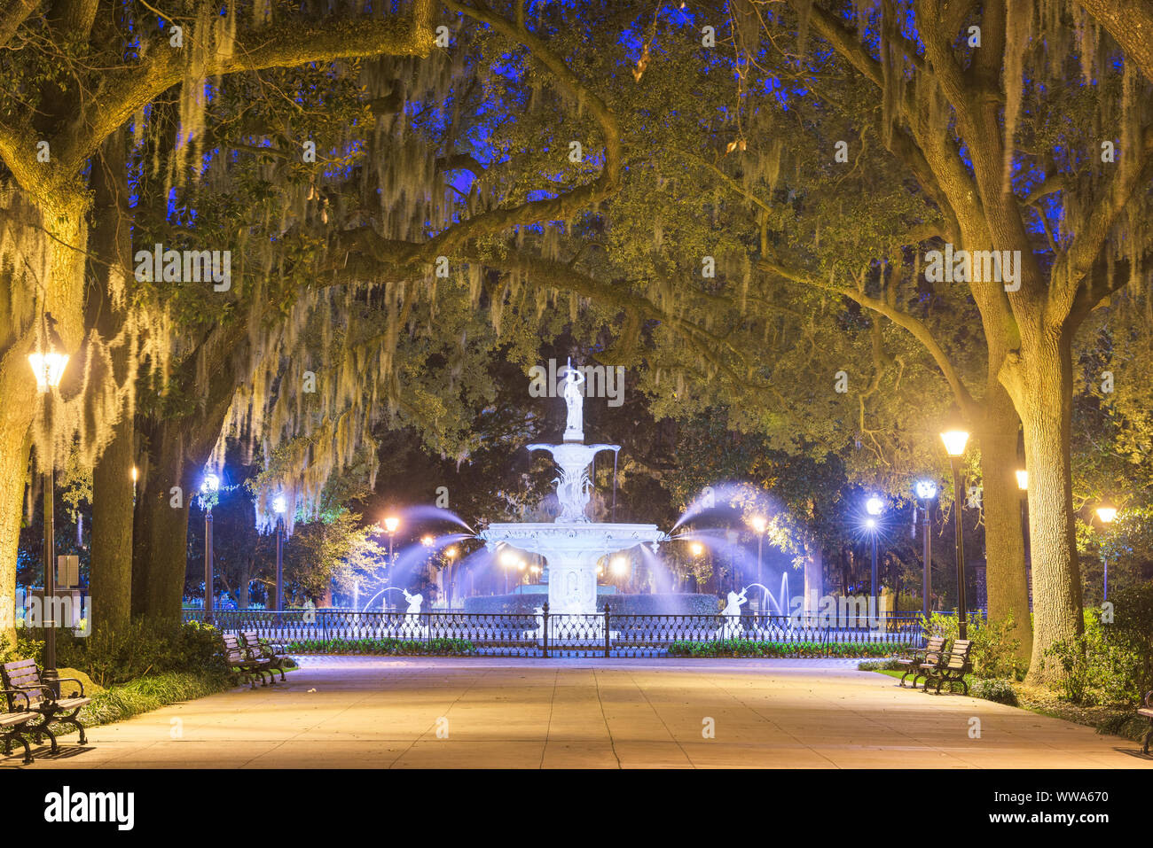 Forsyth park, Savannah, Georgia, Stati Uniti d'America fontana di notte. Foto Stock
