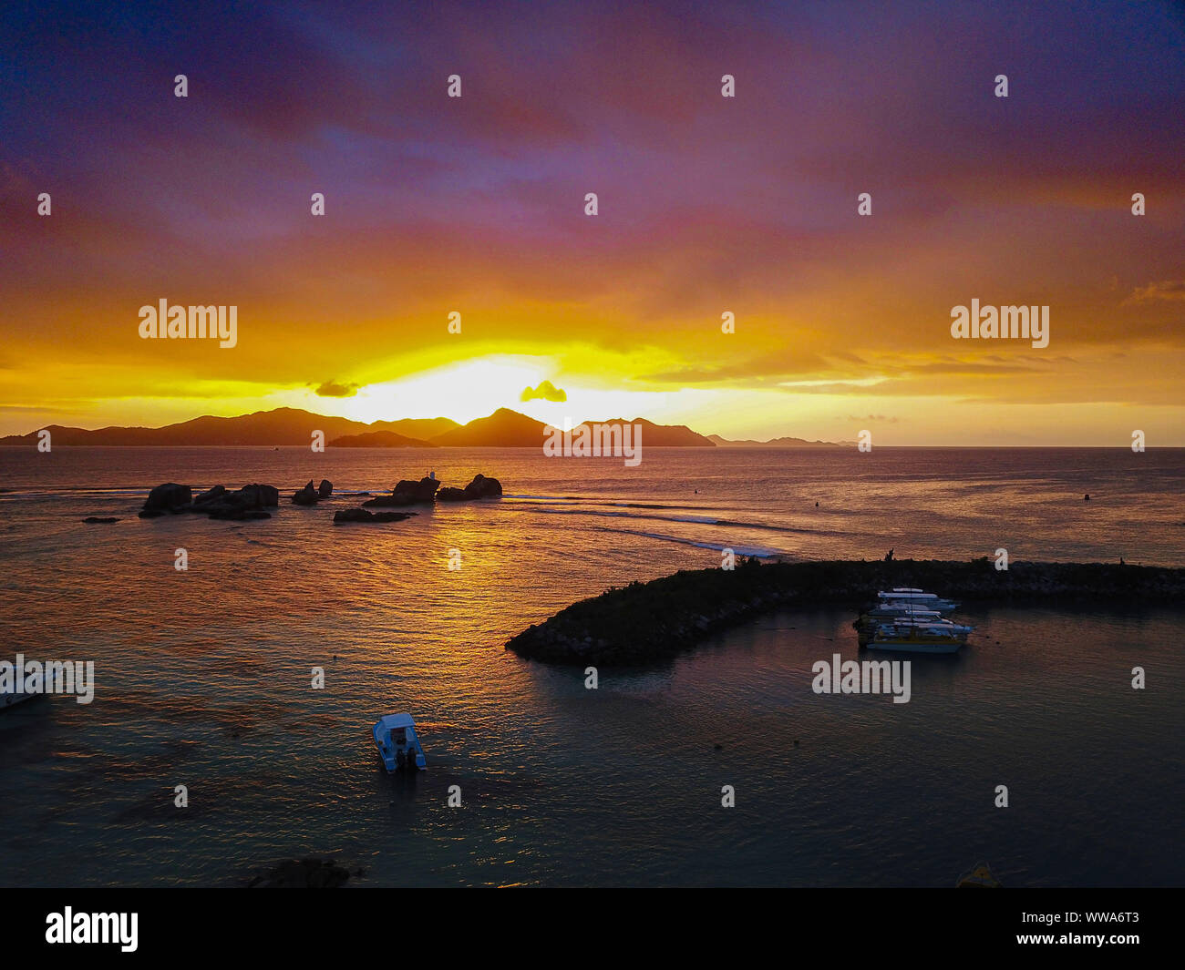 Tramonto dietro le montagne delle Seychelles Isola di Praslin. Foto Stock