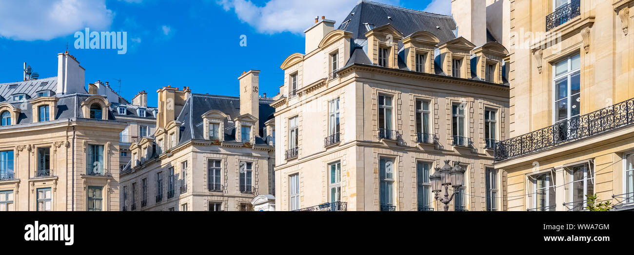 Parigi, Francia, bellissimi edifici place des Victoires, tipica facciata parigina e windows Foto Stock