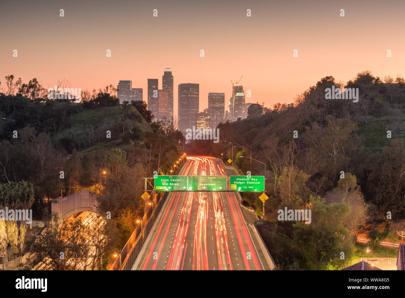 Los Angeles, California, Stati Uniti d'America skyline e autostrada al crepuscolo. Foto Stock