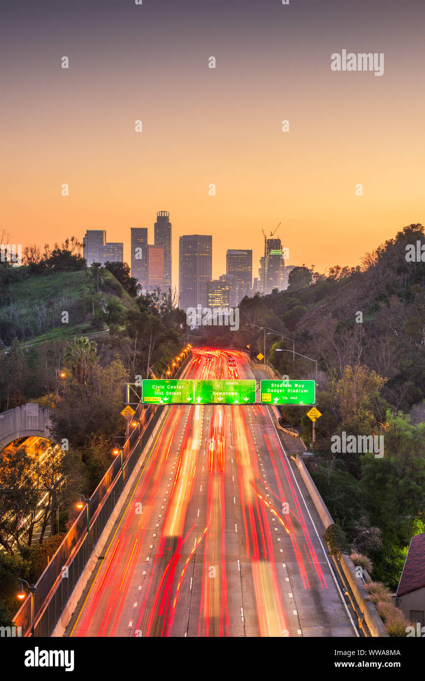 Los Angeles, California, Stati Uniti d'America skyline e autostrada al crepuscolo. Foto Stock