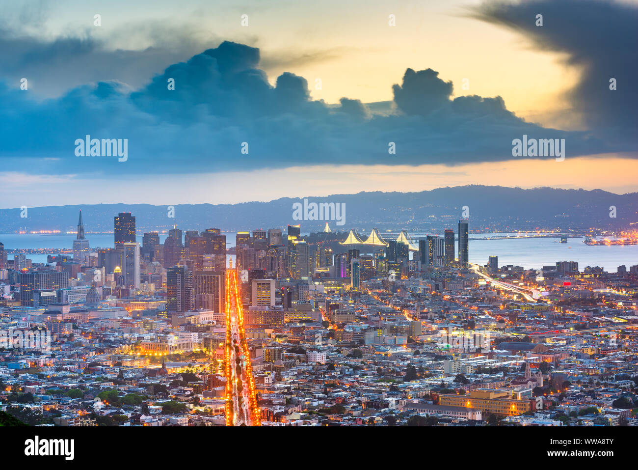 San Francisco, California, Stati Uniti d'America skyline del centro all'alba. Foto Stock