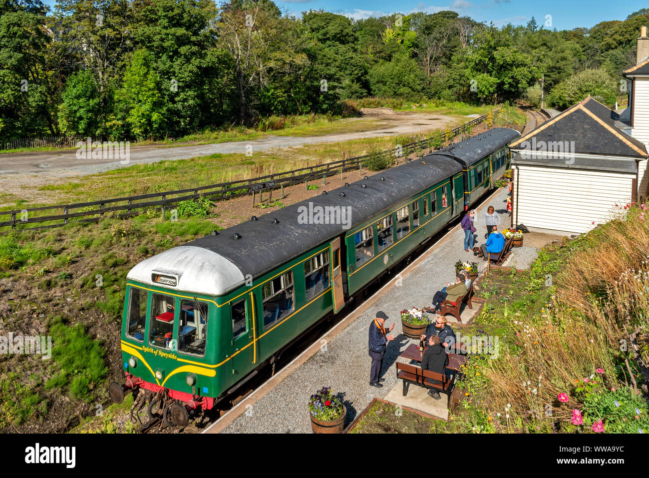 KEITH E DUFFTOWN RAILWAY MORAY SCOZIA IL WHISKY la linea treno alla stazione di Keith nella tarda estate i passeggeri in attesa sulla piattaforma Foto Stock