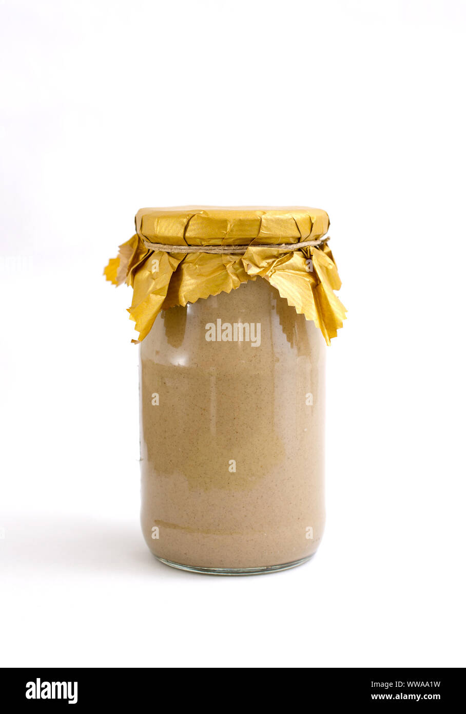 Tahini sciroppo in vaso su immagine di sfondo bianca Foto Stock