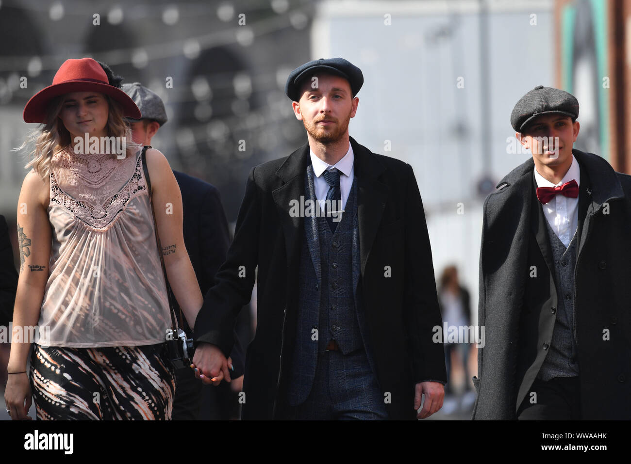 Festaioli in costume durante il Peaky Blinders Festival di Digbeth, Birmingham. Foto Stock