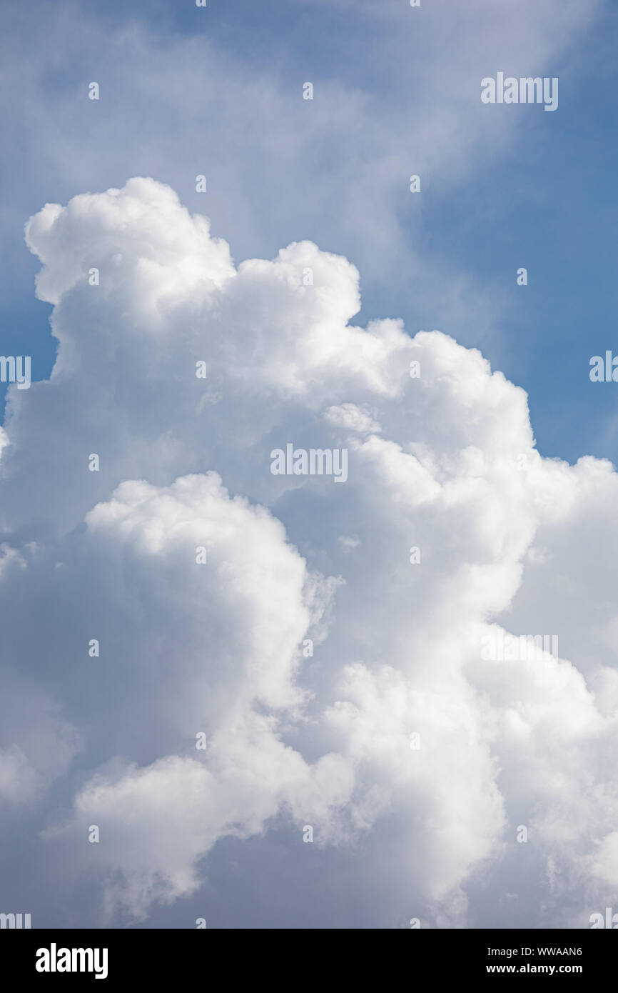 Soffice bordo cloud e cielo blu cloudscape sfondo Foto Stock