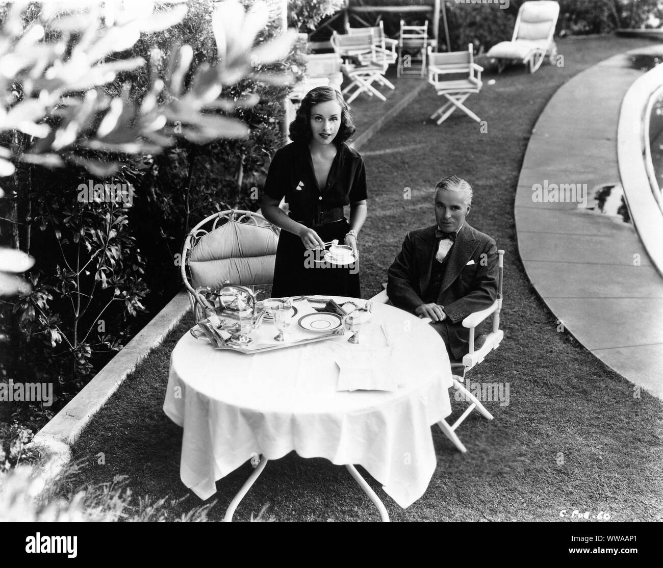 PAULETTE GODDARD e CHARLIE CHAPLIN a casa a Hollywood , Los Angeles circa 1936 Charles Chaplin Productions / United Artists Foto Stock