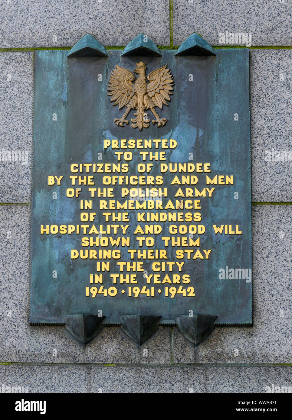 La placca ha presentato ai cittadini di Dundee da ufficiali e uomini dell'Esercito Polacco, City Square, Dundee, Scotland, Regno Unito Foto Stock