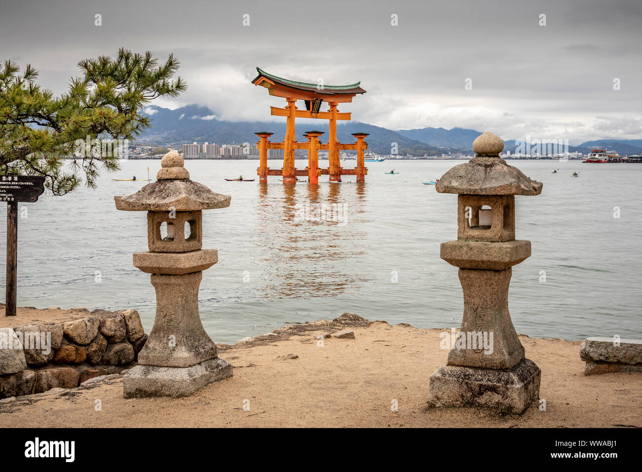 Orange grande Torii Gate, Itsukushima o l'isola di Miyajima, Hroshima, Giappone. Foto Stock