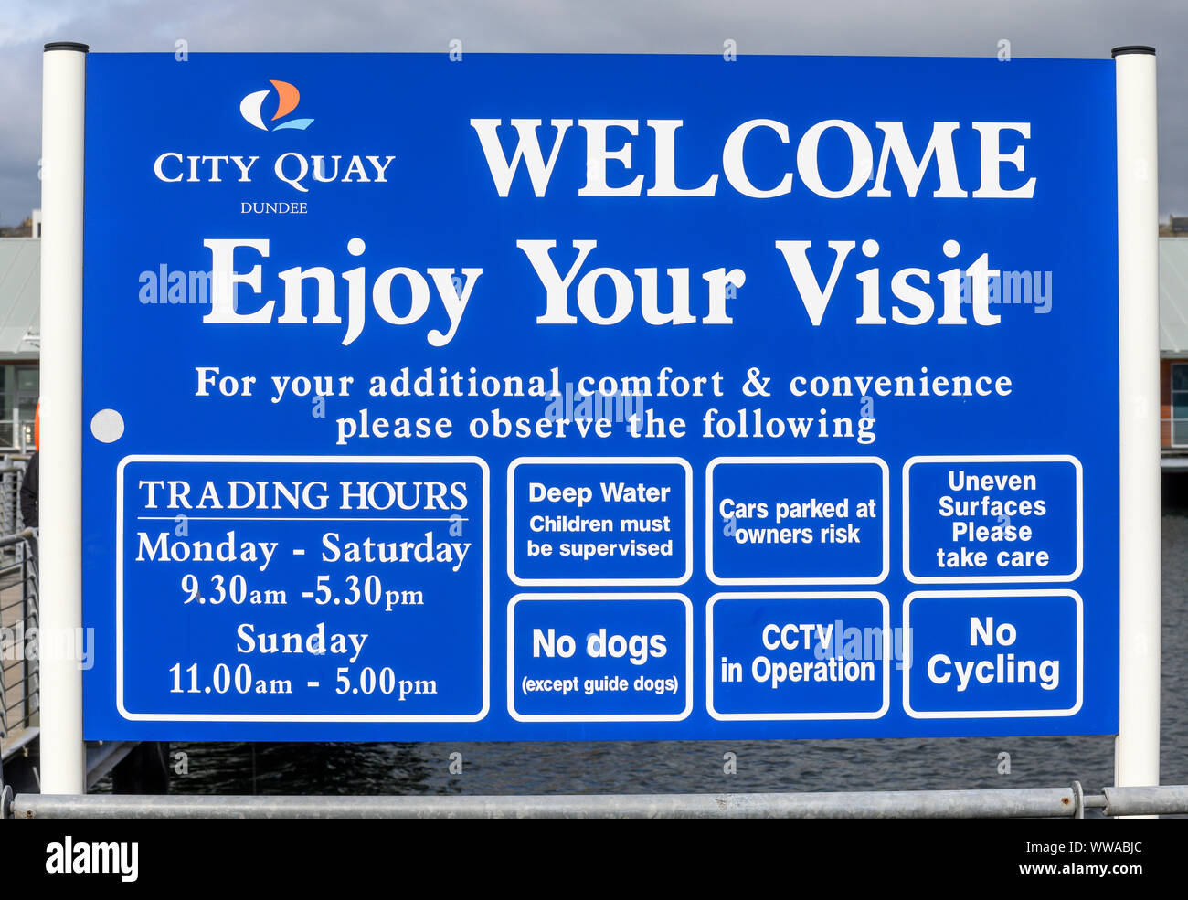 Informazioni per i visitatori segno presso il City Quay, Dundee Waterfront, Scozia,. UJK Foto Stock