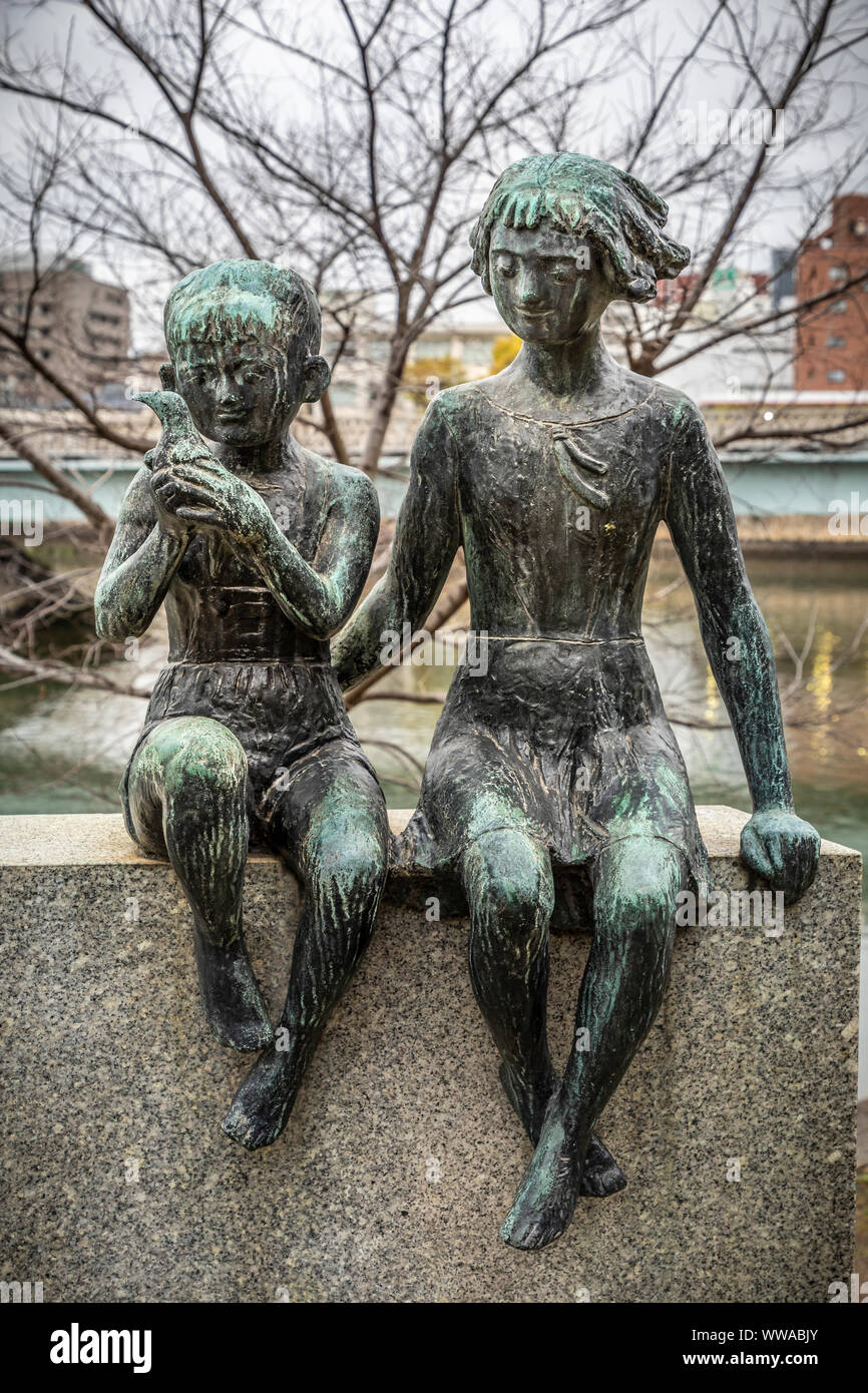 Statue di bambini adiacente al 'A' alla Cupola della bomba edificio, Memorial Park, Hiroshima, Giappone. Foto Stock