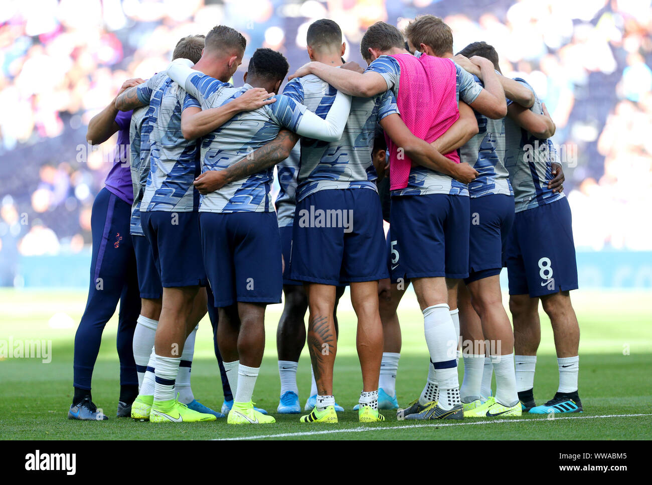 Tottenham Hotspur giocatori durante la pre-match warm up prima dell inizio del match di Premier League a Tottenham Hotspur Stadium, Londra. Foto Stock