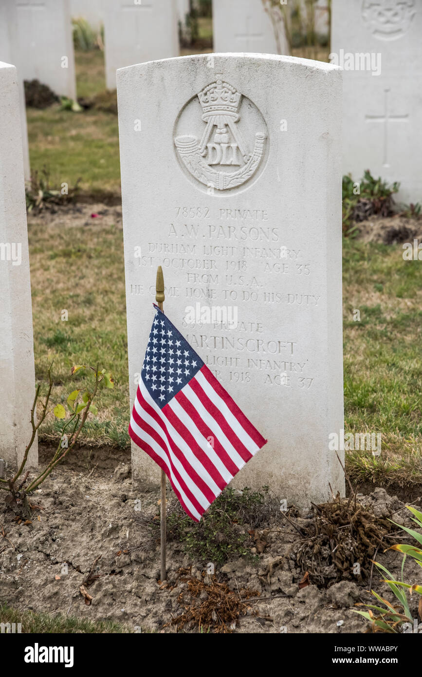 La tomba di espatriati americani al CWGC Zantvoorde cimitero militare in Fiandra occidentale vicino al Belgio città di Ypres che tornarono a casa per la lotta Foto Stock