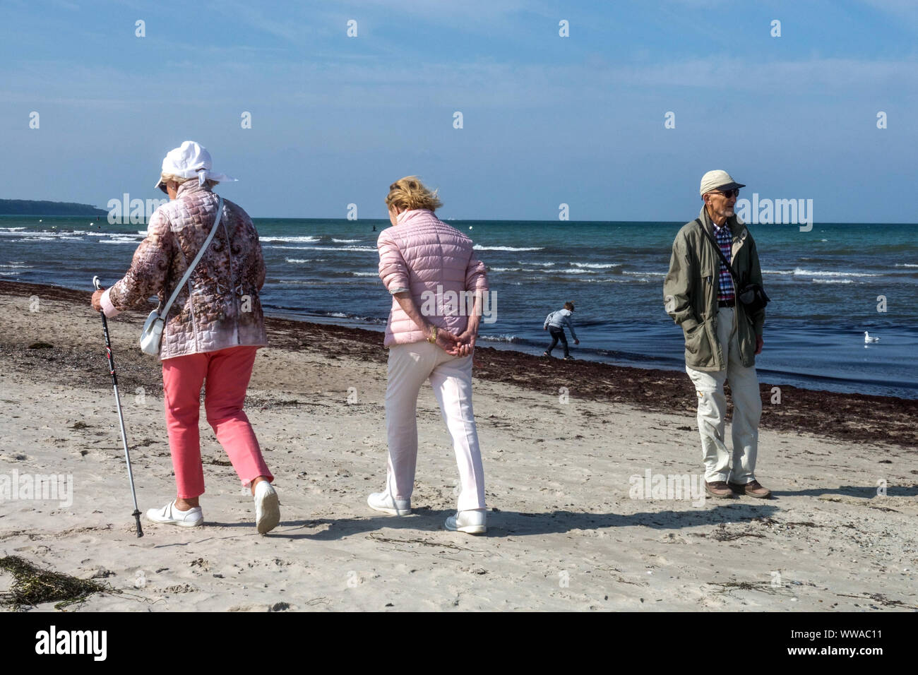 Donna anziana camminata nordica lungo la spiaggia Mar Baltico Germania anziani anziani anziani anziani Foto Stock