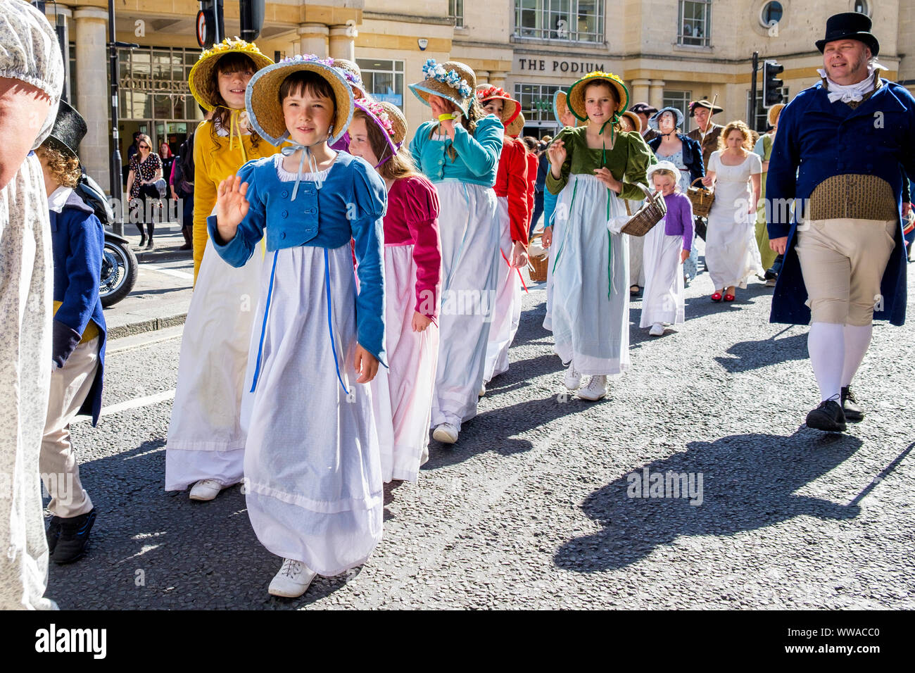 Bagno, Somerset, Regno Unito. Xiv Sep, 2019. Jane Austen fans sono raffigurate prendendo parte al famoso Grand Regency Promenade in costume. Il Lungomare, parte dei dieci giorni di Jane Austen Festival è una processione per le strade di Bath e i partecipanti che provengono da tutto il mondo vestito nel XVIII secolo costume. Credito: lynchpics/Alamy Live News Foto Stock