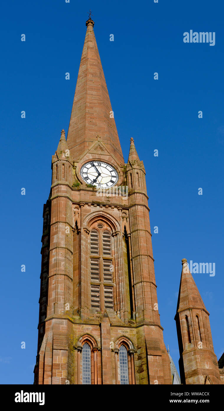 La torre dell orologio e la guglia di San Columba la chiesa Parrocchiale, Largs, North Ayrshire, in Scozia, Regno Unito Foto Stock