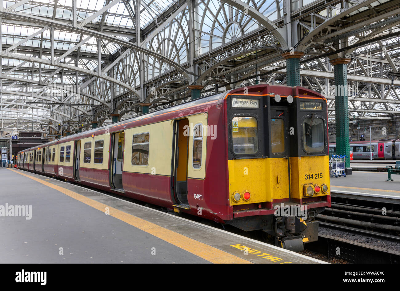 La British Rail Class 314 elettrico in corrente alternata unità multiple in treno in SPT Carmine & Panna livrea presso la Stazione Centrale di Glasgow, Scotland, Regno Unito Foto Stock