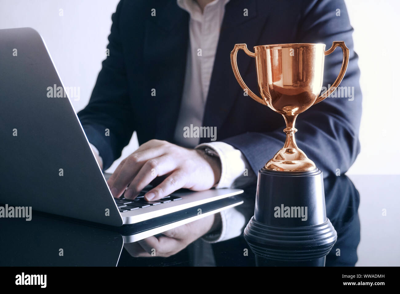 Trophy sul tavolo di lavoro, archive concetto aziendale. Foto Stock