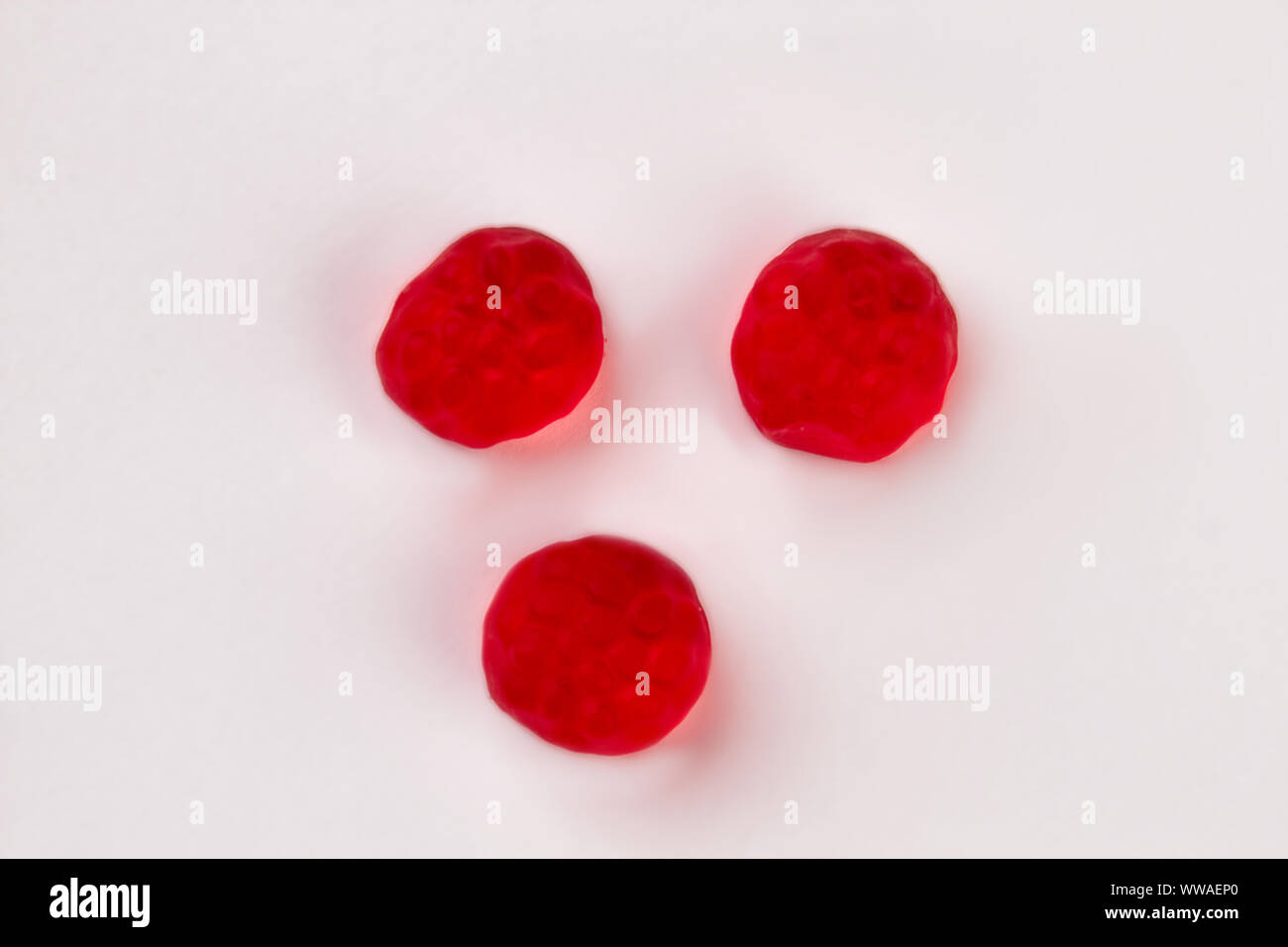 Dolci di lampone rosso su sfondo bianco. Foto Stock