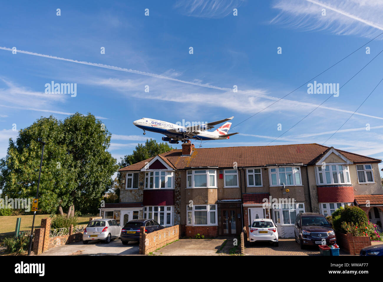 British Airways Boeing 747 Jumbo aereo di linea che atterra all'aeroporto Heathrow di Londra a Hounslow, Londra, Regno Unito, sopra le case. Case Foto Stock
