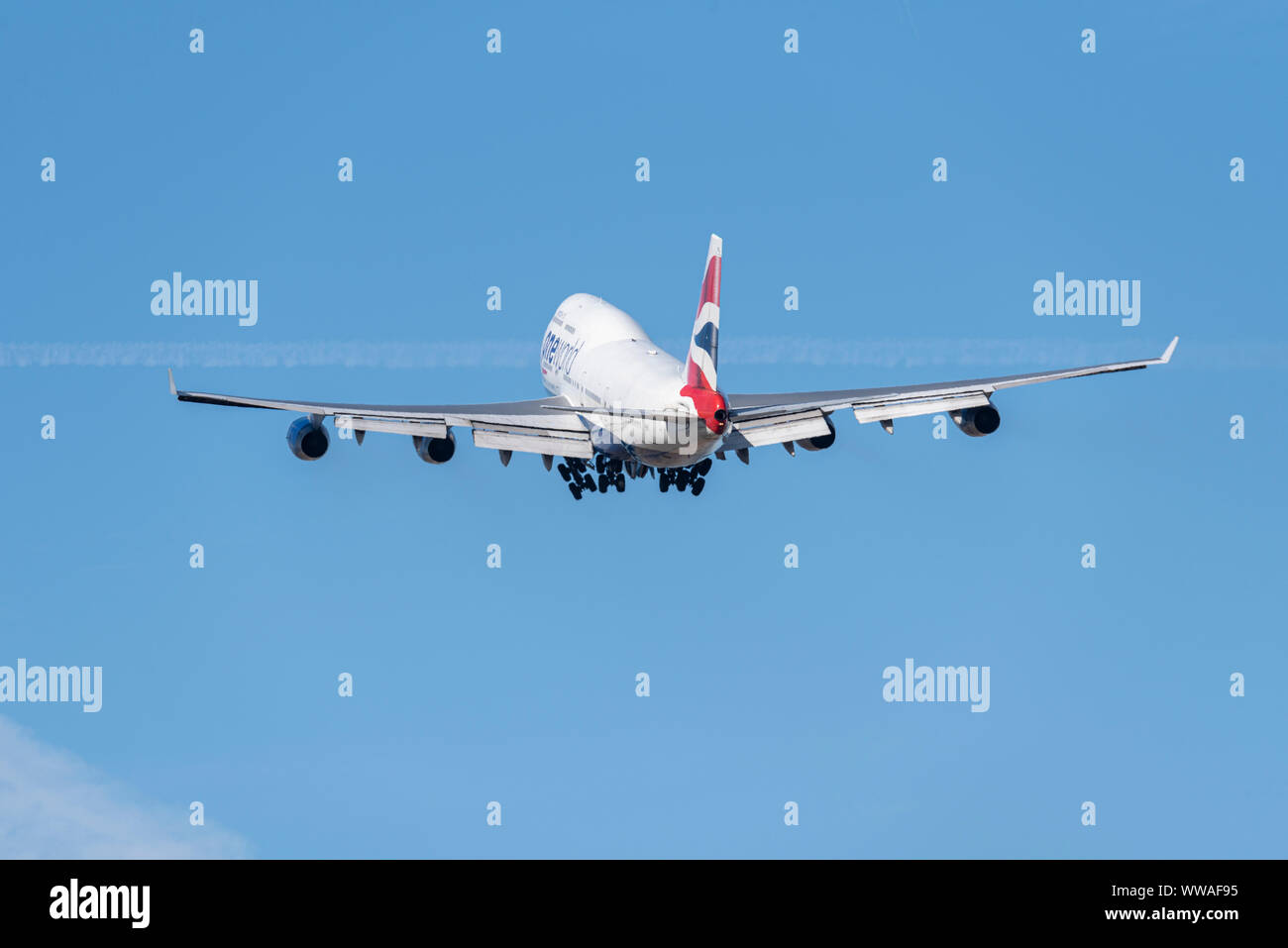 British Airways Boeing 747 Jumbo aereo di linea che decolla in cielo blu all'aeroporto di Londra Heathrow a Hounslow, Londra, Regno Unito Foto Stock