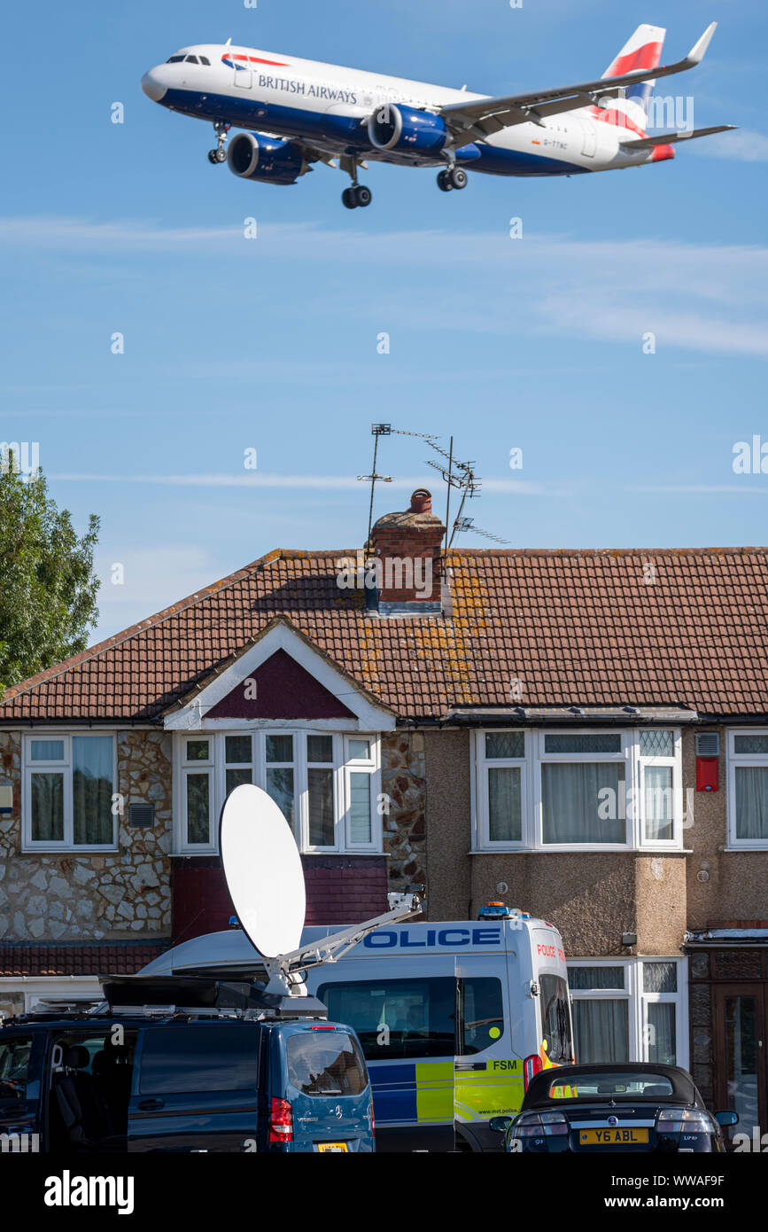 Aereo di linea British Airways che atterra all'aeroporto di Londra Heathrow a Hounslow, Londra, Regno Unito sopra le case, case a Myrtle Avenue Foto Stock