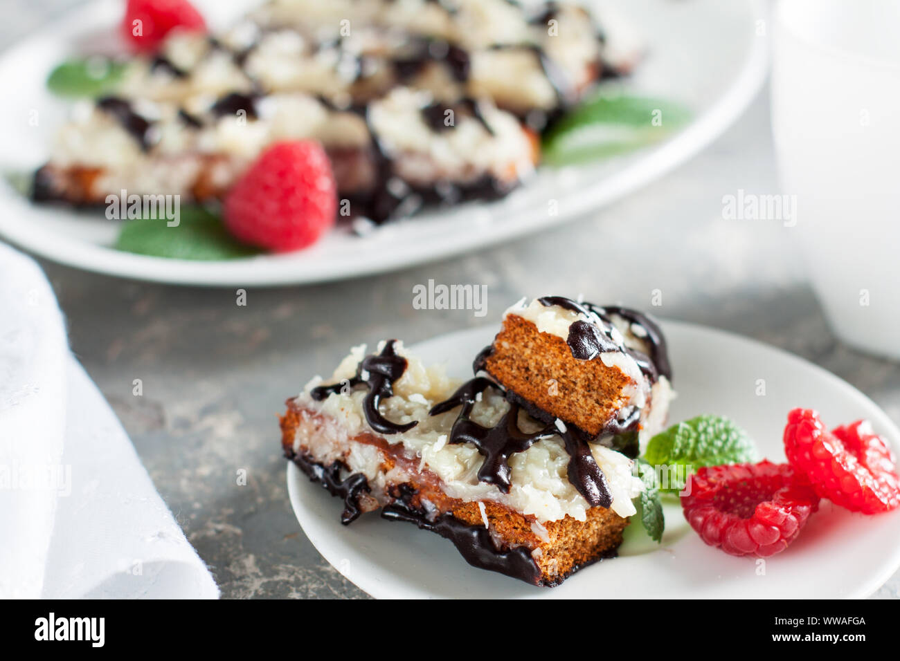 Senza glutine cookies biscotti servita con frutti di bosco su grigio tavolo di pietra Foto Stock