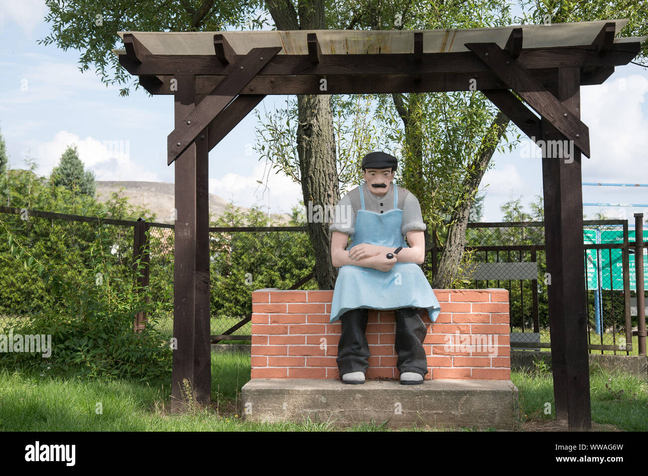 Pooping uomo monumento di Swidnica, Polonia. 16 agosto 2019 © Wojciech Strozyk / Alamy Stock Photo Foto Stock