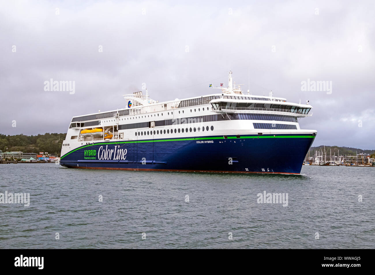Nuova linea di colore auto e traghetto passeggeri ibrido di colore nel porto di Sandefjord Norvegia Europa Foto Stock