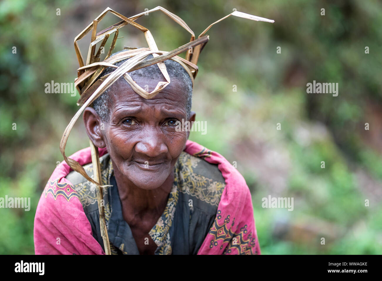 Ritratto di Batwa tribeswoman pigmeo, Uganda Foto Stock