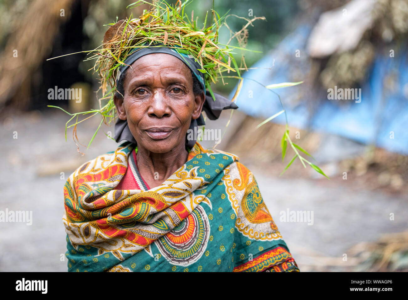 Ritratto di Batwa tribeswoman pigmeo, Uganda Foto Stock