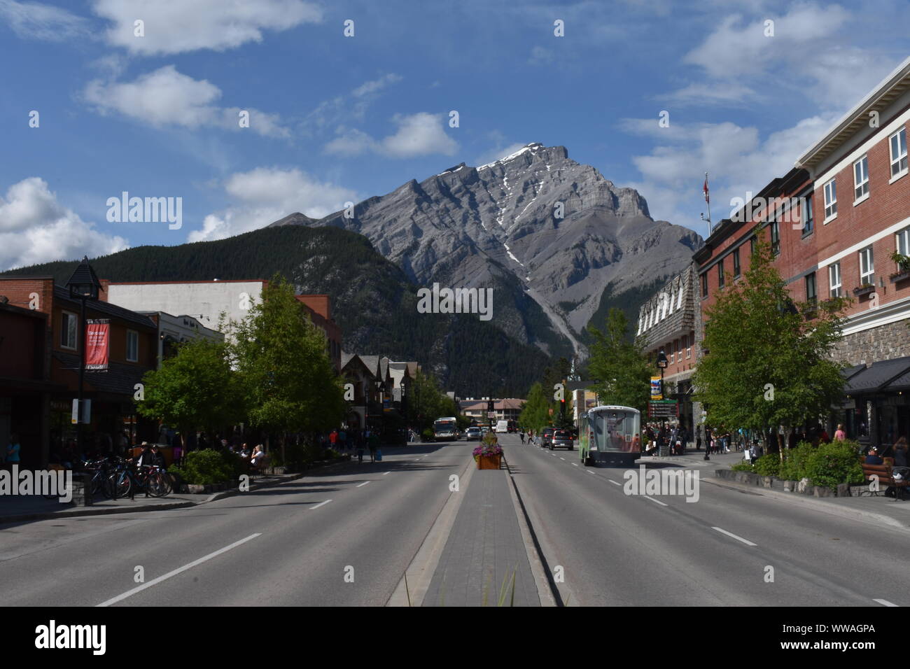 Banff Avenue a Banff, vista la Cascade Mountain, Alberta, Canada Foto Stock