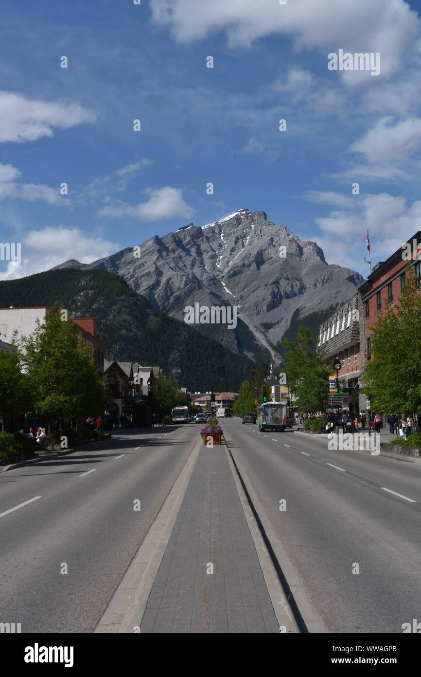 Banff Avenue a Banff, vista la Cascade Mountain, Alberta, Canada Foto Stock