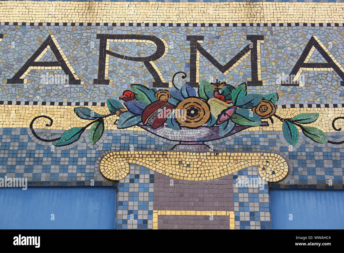 Un dettaglio dal negozio di fronte di una farmacia di Nancy, Francia nord-orientale. Il mosaico è dall'Art Deco ceramista Rene Ebel. Foto Stock