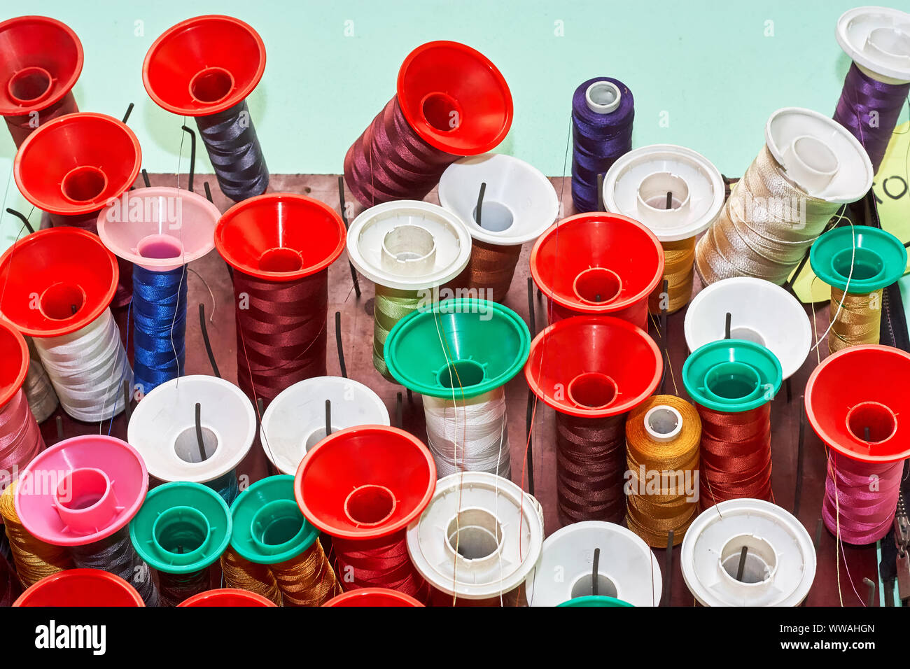 Rocchetti di filo colorato in un workshop di cucitura Foto Stock