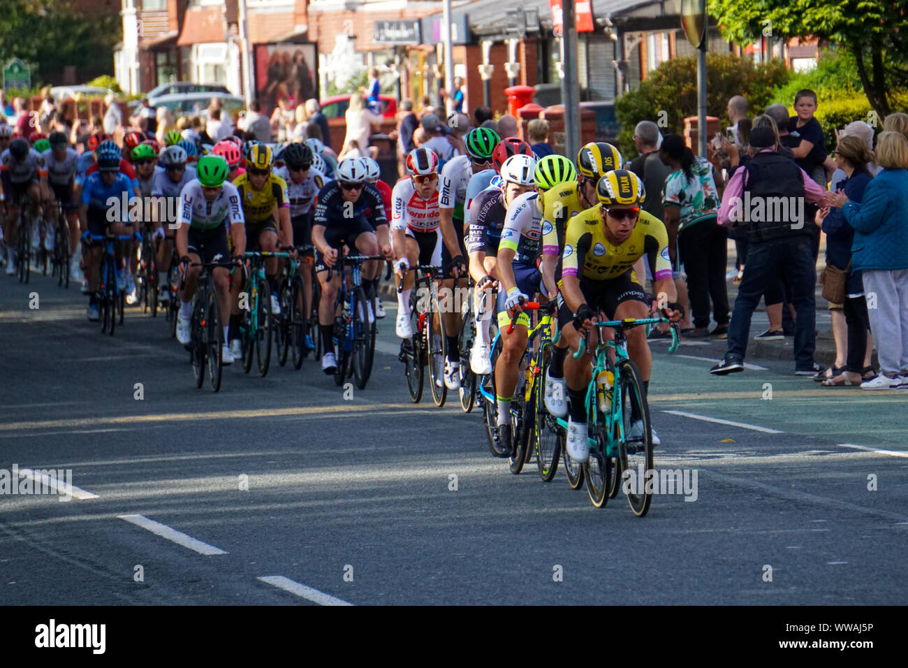 Tour della Gran Bretagna 2019 Stadio 8 Manchester. Il peloton gare attraverso Salford con 7km fino alla volata. Foto Stock