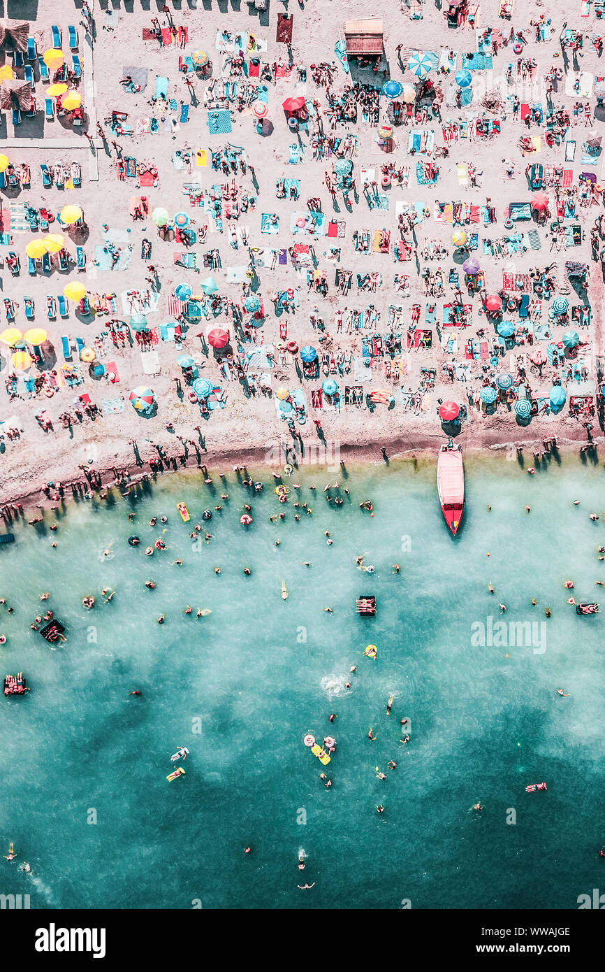 La folla di persone sulla Spiaggia, Vista Aerea Foto Stock