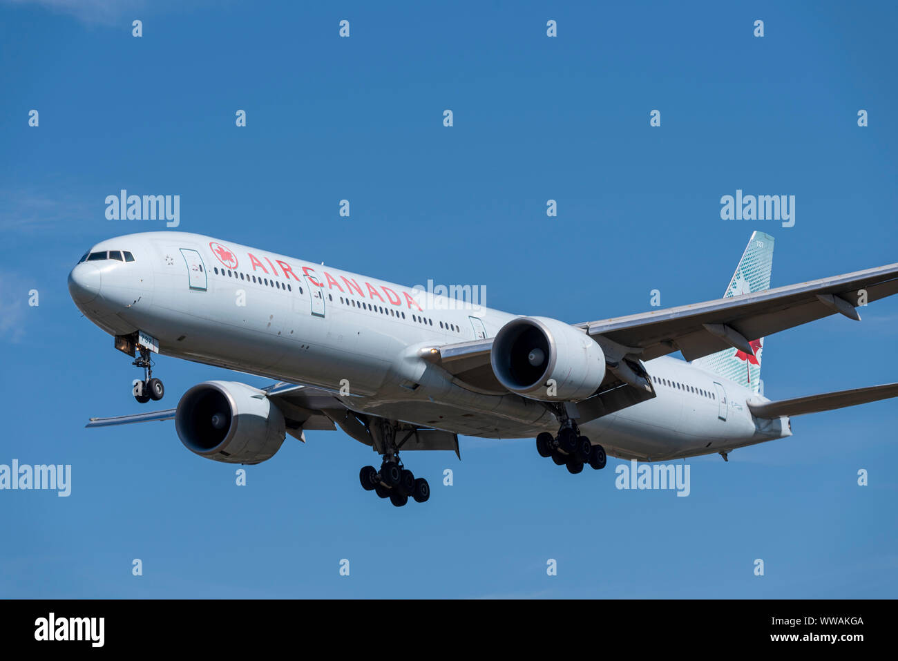 Air Canada Boeing 777 aereo di linea C-FIUW atterrando all'aeroporto di Londra Heathrow a Hounslow, Londra, Regno Unito Foto Stock