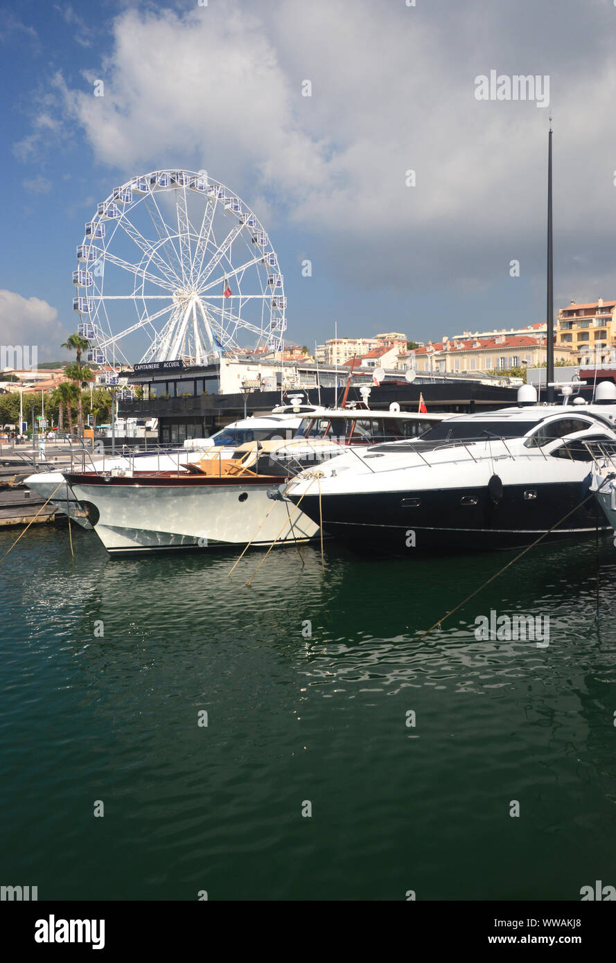 La ruota panoramica sulla Promenade de la Pantiero street dal porto di Cannes, Cote d'Azur, in Francia, UE. Foto Stock