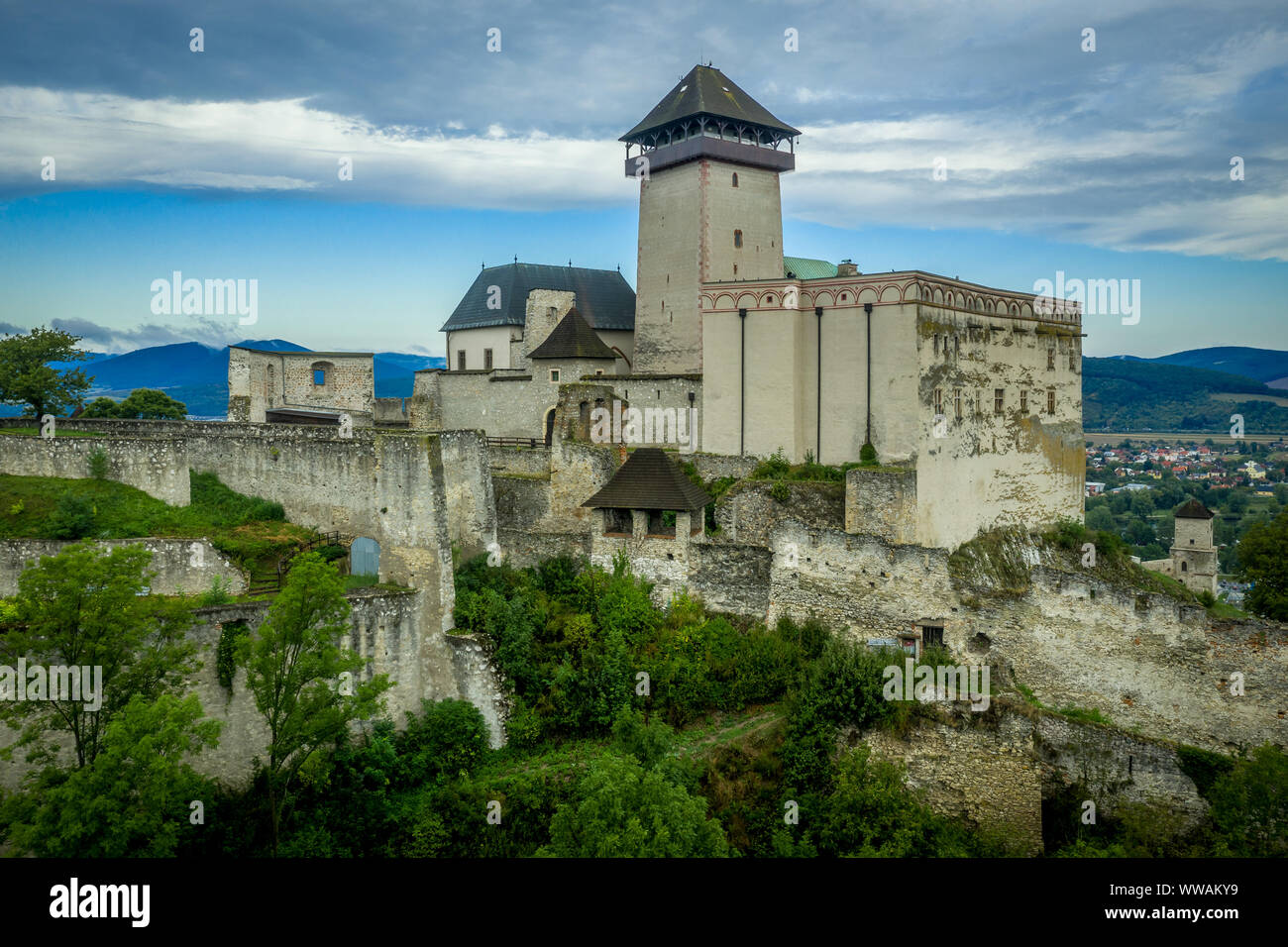 Panoramica aerea del castello di Trencin sopra il fiume Vah in Slovacchia con drammatica sky Foto Stock