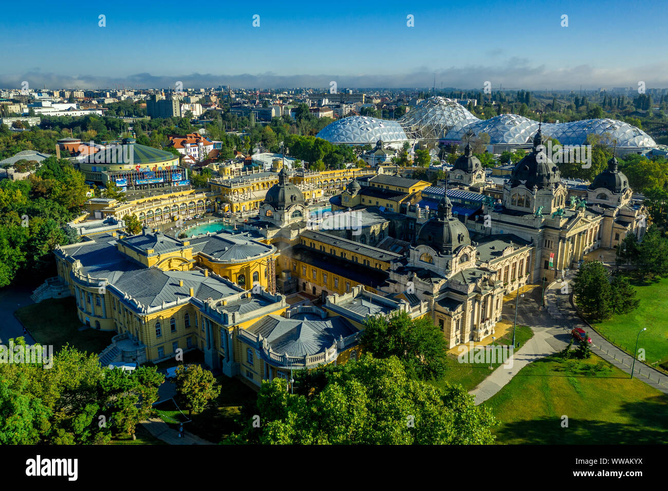 Vista aerea di Szechenyi Spa bagno termale con stile futuristico zoo in Budapest Ungheria Foto Stock