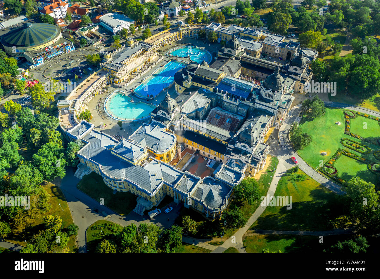 Vista aerea di Szechenyi Spa bagno termale con stile futuristico zoo in Budapest Ungheria Foto Stock