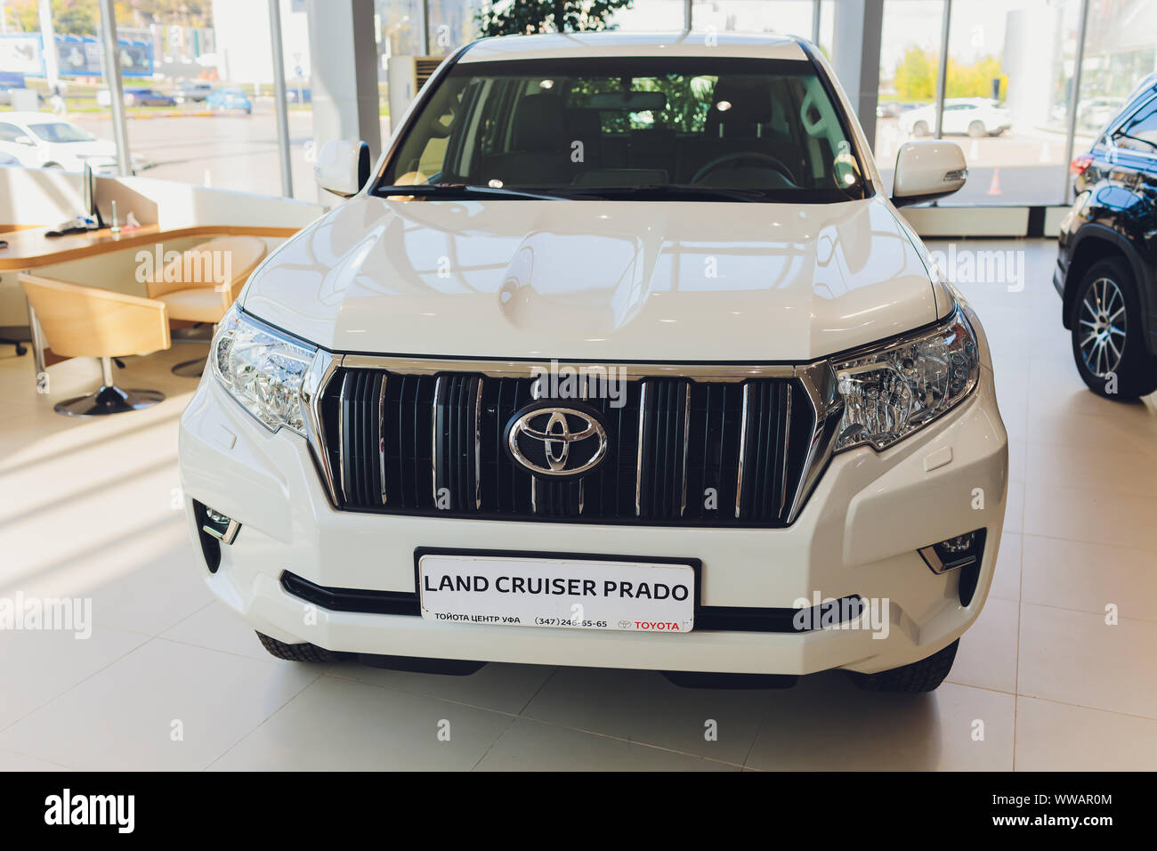 Ufa, Russia, 1 luglio, 2019: Toyota Land Cruizer Prado, vista laterale. La fotografia di una moderna auto in un parcheggio Foto Stock