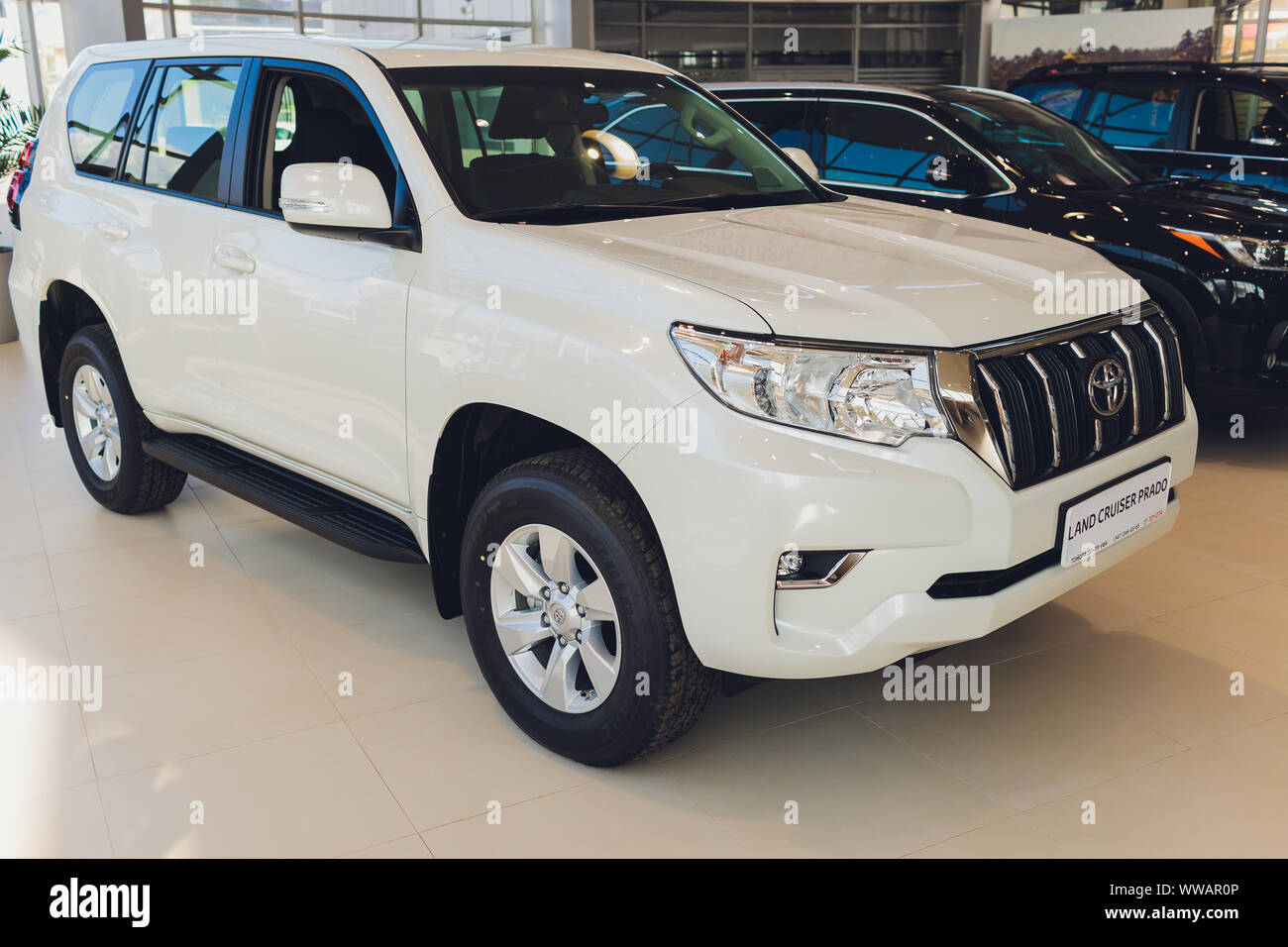Ufa, Russia, 1 luglio, 2019: Toyota Land Cruizer Prado, vista laterale. La fotografia di una moderna auto in un parcheggio Foto Stock