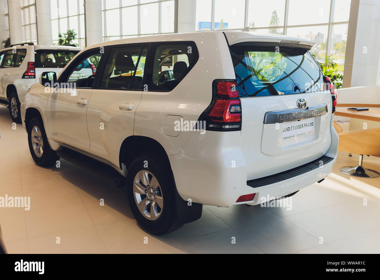 Ufa, Russia, 1 luglio, 2019: Toyota Land Cruizer Prado, vista laterale. La fotografia di una moderna auto in un parcheggio Foto Stock