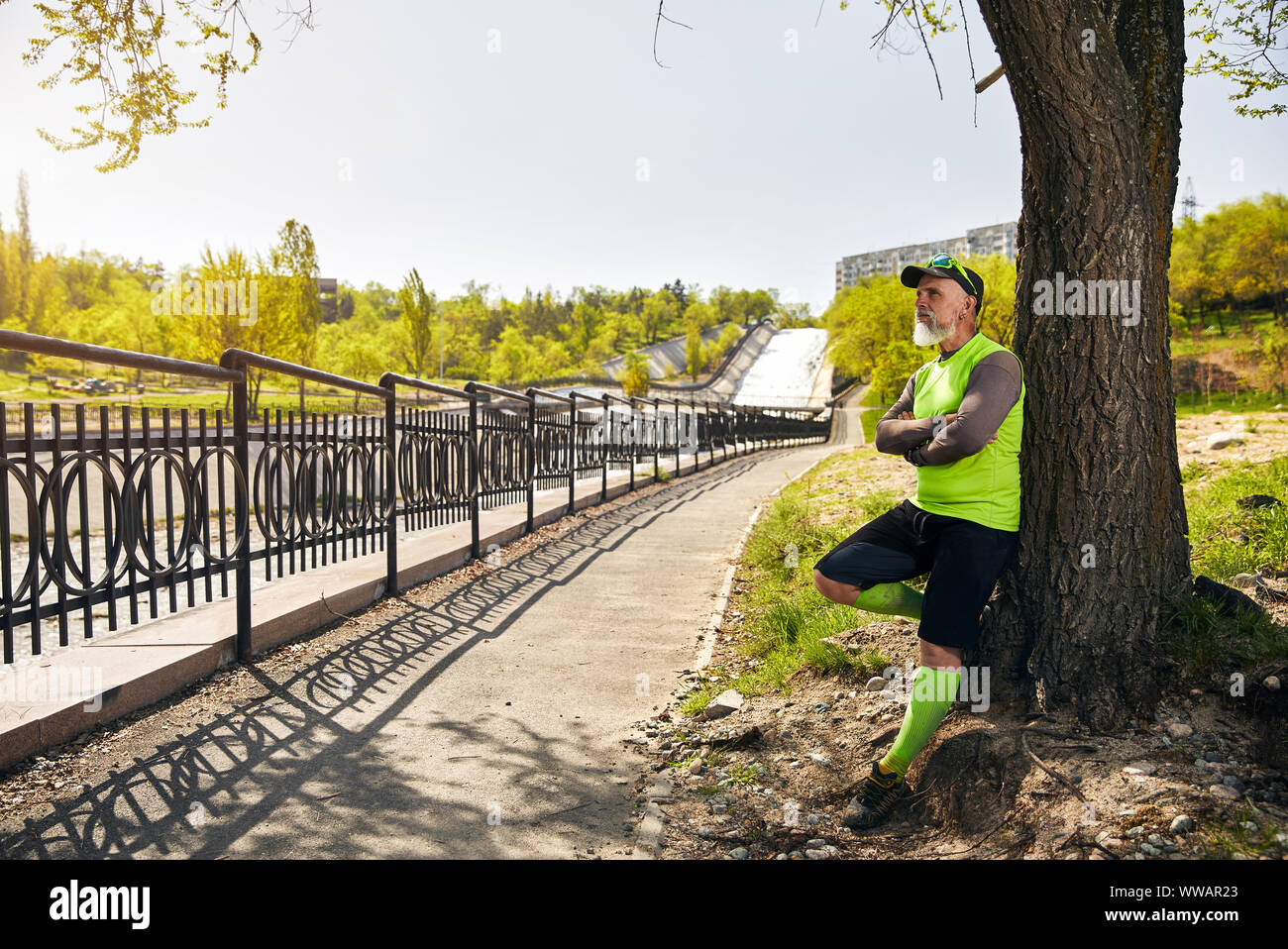 Ritratto di uomo anziano con barba grigia presso il parco della città di mattina. Uno stile di vita sano concetto Foto Stock